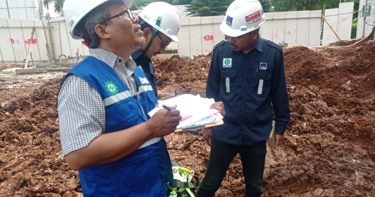 News And Event Lemtek UI Awasi Pembangunan Gedung Fasilkom UI untuk Menjamin Kualitas, Biaya, Waktu, dan Keselamatan Konstruksi 1 ~blog/2025/11/13/01_pengecekan_matrial_existing_terpasang_tangga_baja