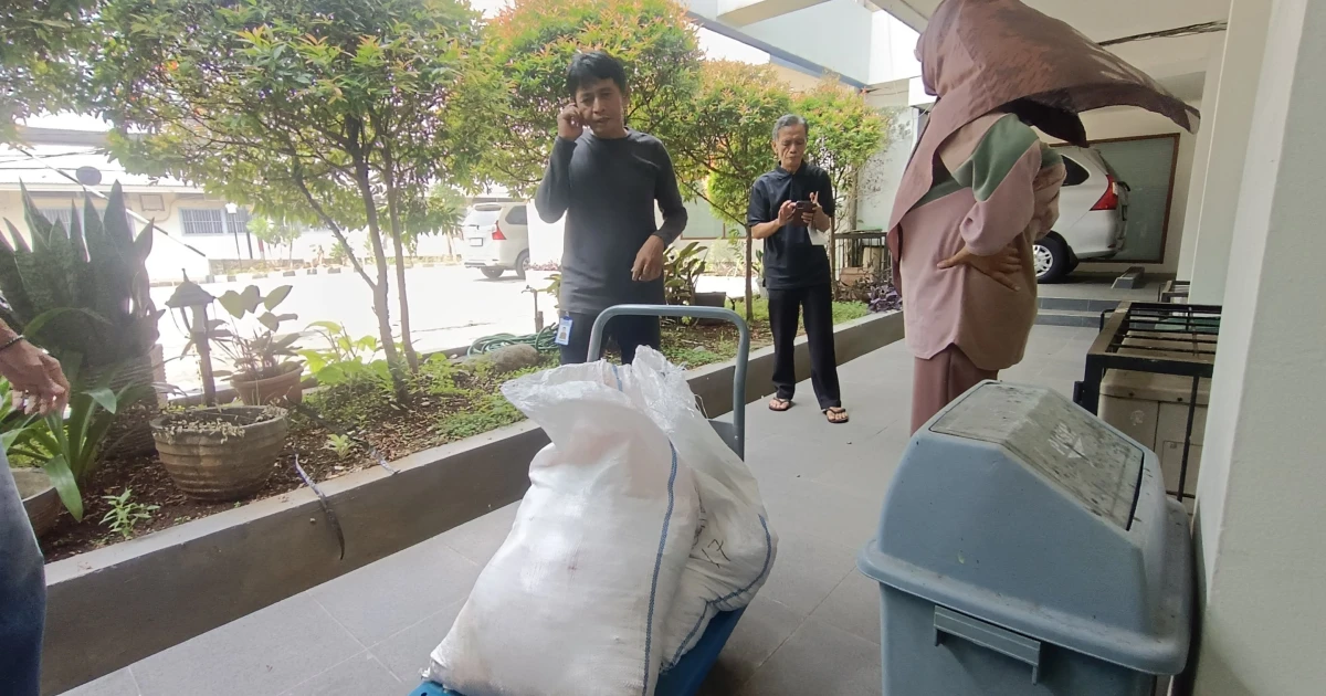 News And Event The Spirit of Qurban at Lemtek UI on Eid al-Adha 1446 H 2 ~blog/2025/6/17/proses_pembagian_daging_qurban_untuk_warga