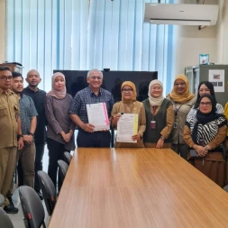 Penandatanganan Kontrak Lemtek FTUI dan DLH DKI Jakarta untuk Proyek Kajian Evaluasi Pergub No 69 Tahun 2013 Baku Mutu Air Limbah Penilaian Peringkat Kinerja Perusahaan PROPER Inventarisasi Sumber Pencemar Air Sungai dan Pemantauan Kualitas Lingkungan Air Tanah